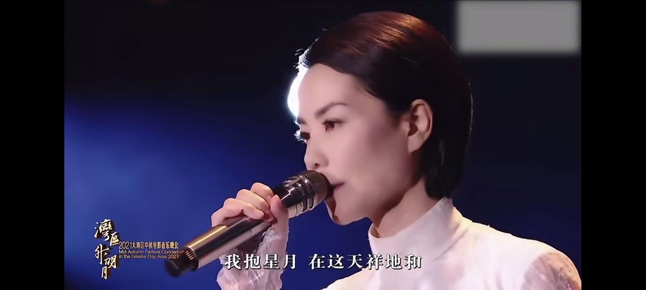 王菲曾经一直走在时尚前沿。你们发现了吗？现在的女明星已经不做美甲了。

普通女孩