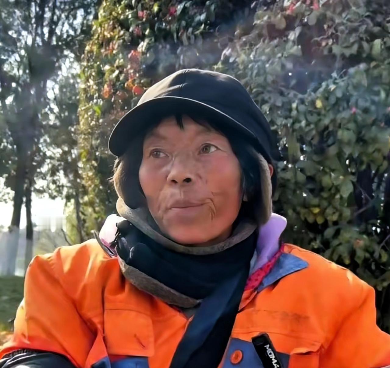 环卫工大爷56岁了，起早贪黑的干，一月工资2200元，每月交给儿媳妇2000元，