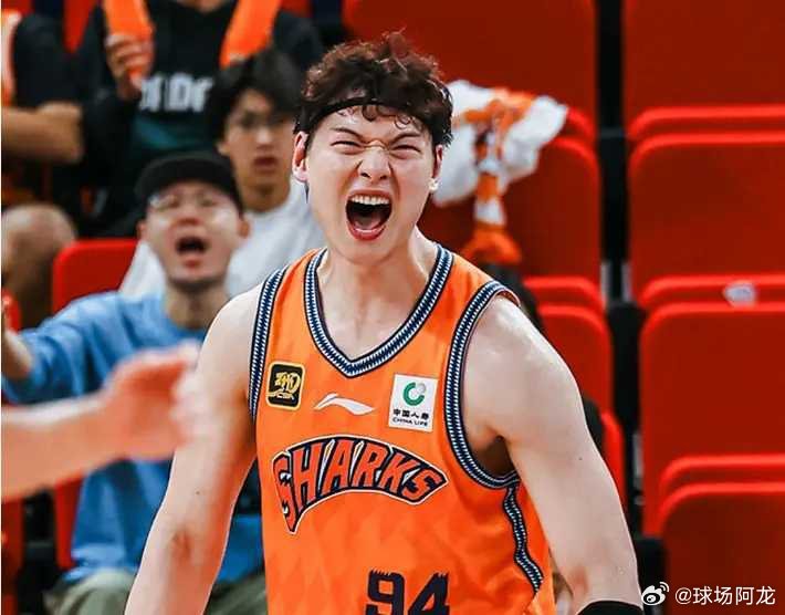 北京时间3月18日，2025-26赛季CBA常规赛上海主场对阵山东，上海借助第二