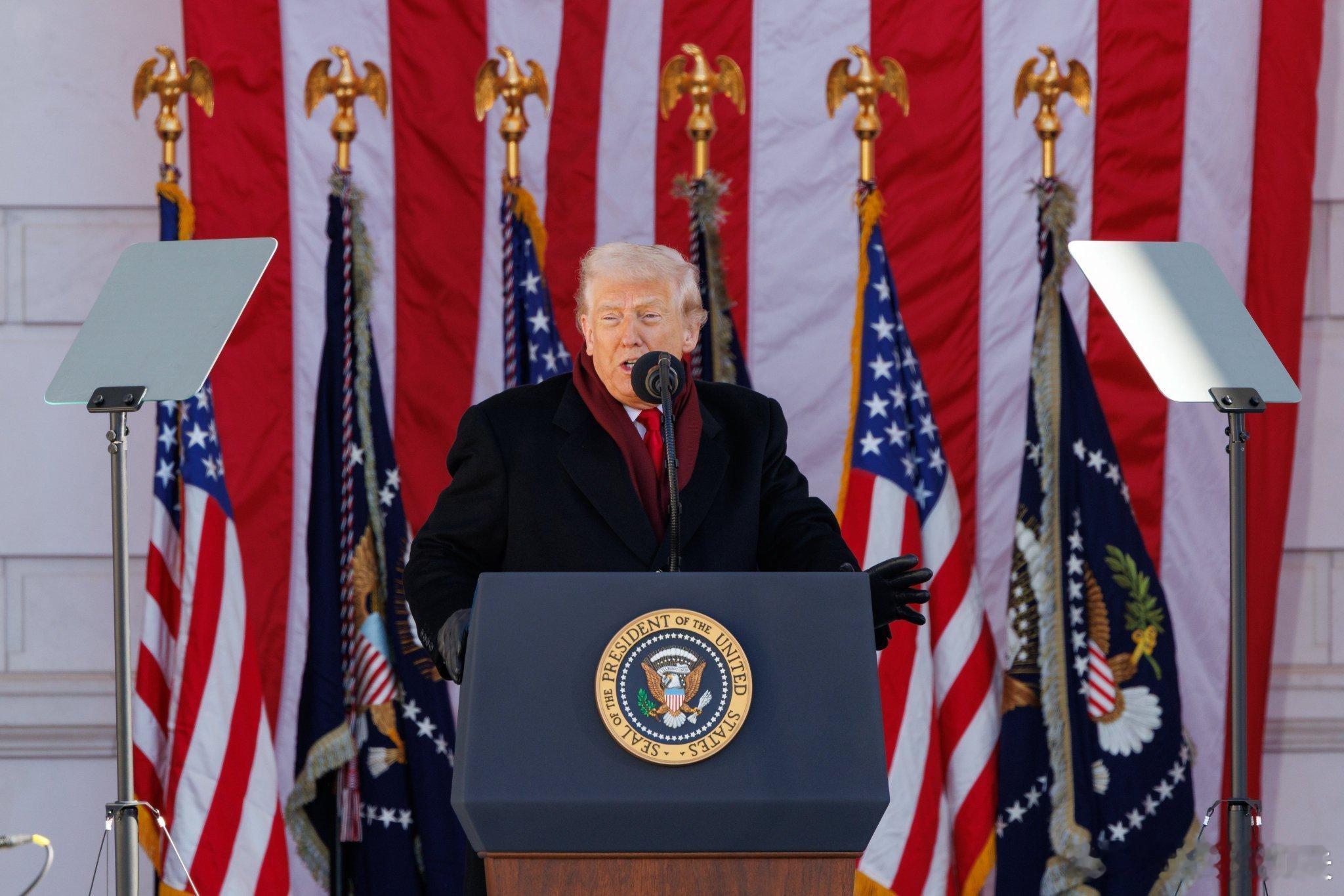 ‼️美国总统特朗普向阿灵顿国家公墓的无名烈士墓敬献花圈。