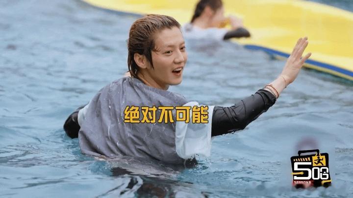 鹿晗张雨霏他逃她追鹿晗拿了插翅难飞剧本哈哈哈哈哈 张雨霏一出手，鹿晗转身就跑。他