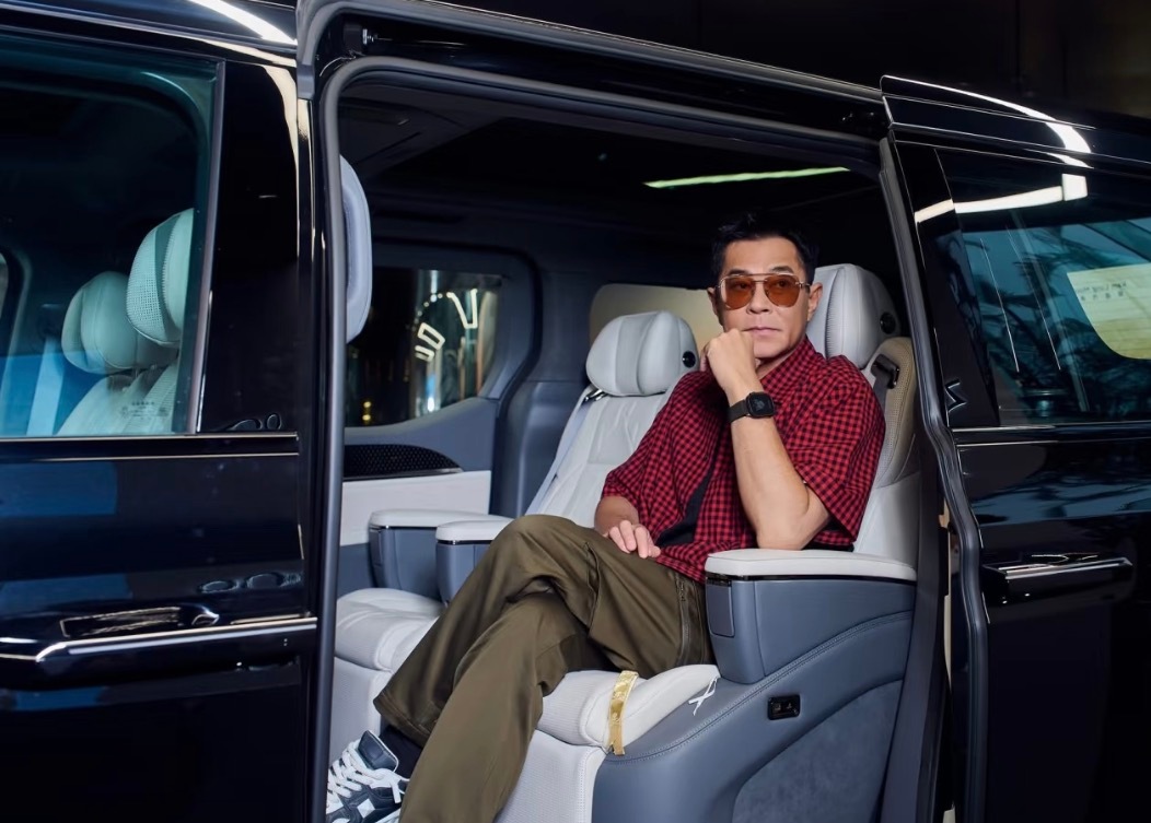 笑死了😂提个009还带两只“雕兄”安保，杨过与雕跨次元同框，戳中童年DNA了～