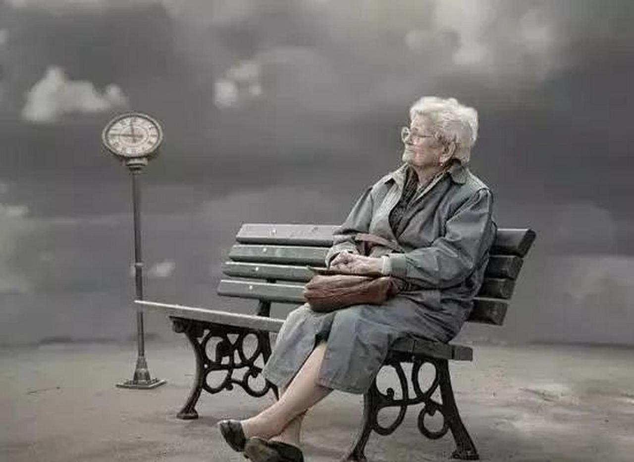 一转眼就到了输不起的年龄，不想老也老了，虽然不甘心也妥协了，曾经的一句会好的，撑