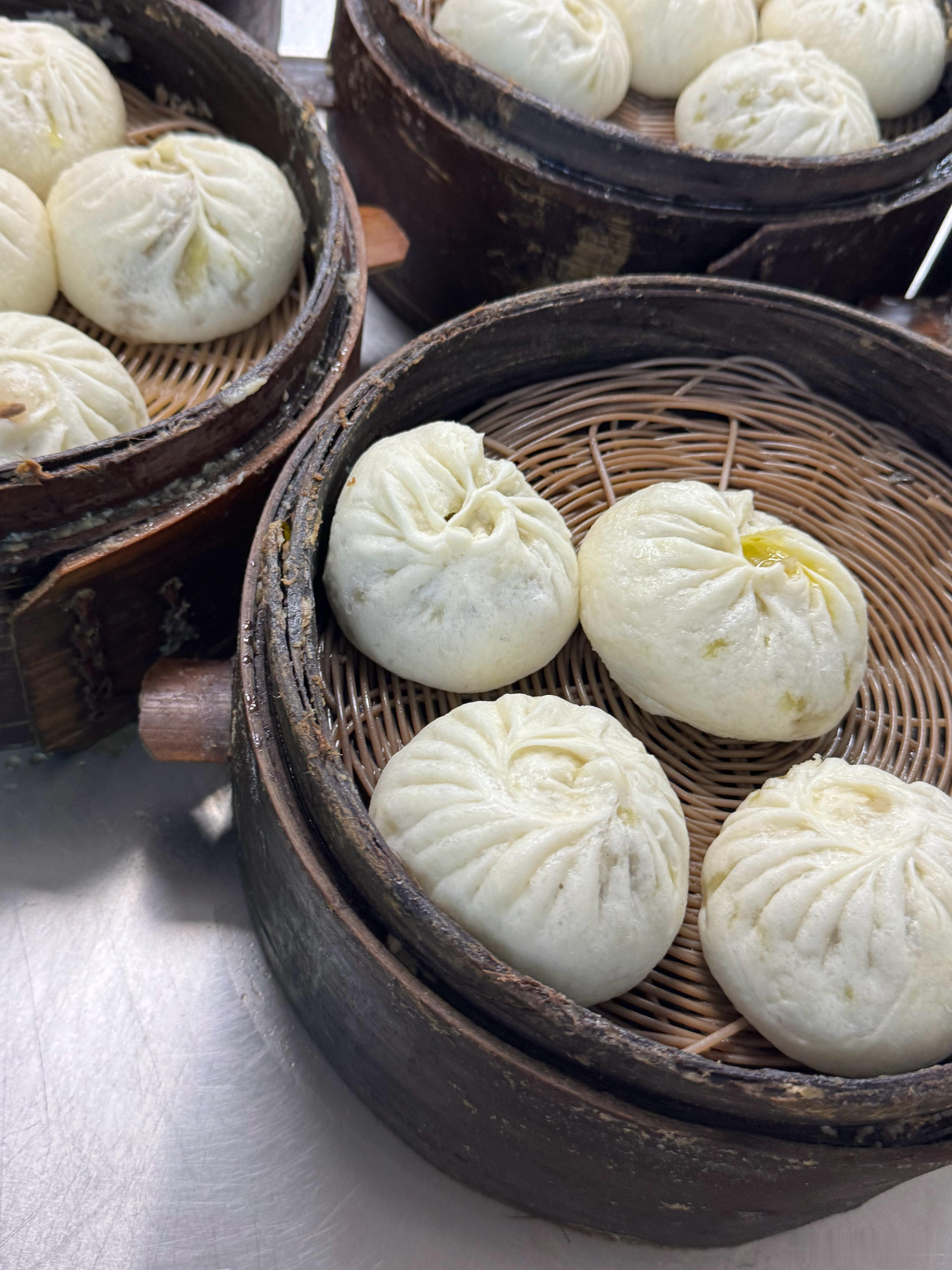 包乌尔萨克，类似于宽体的油条，是哈萨克斯坦以及中亚地区的常见油炸面食图2的大肉包