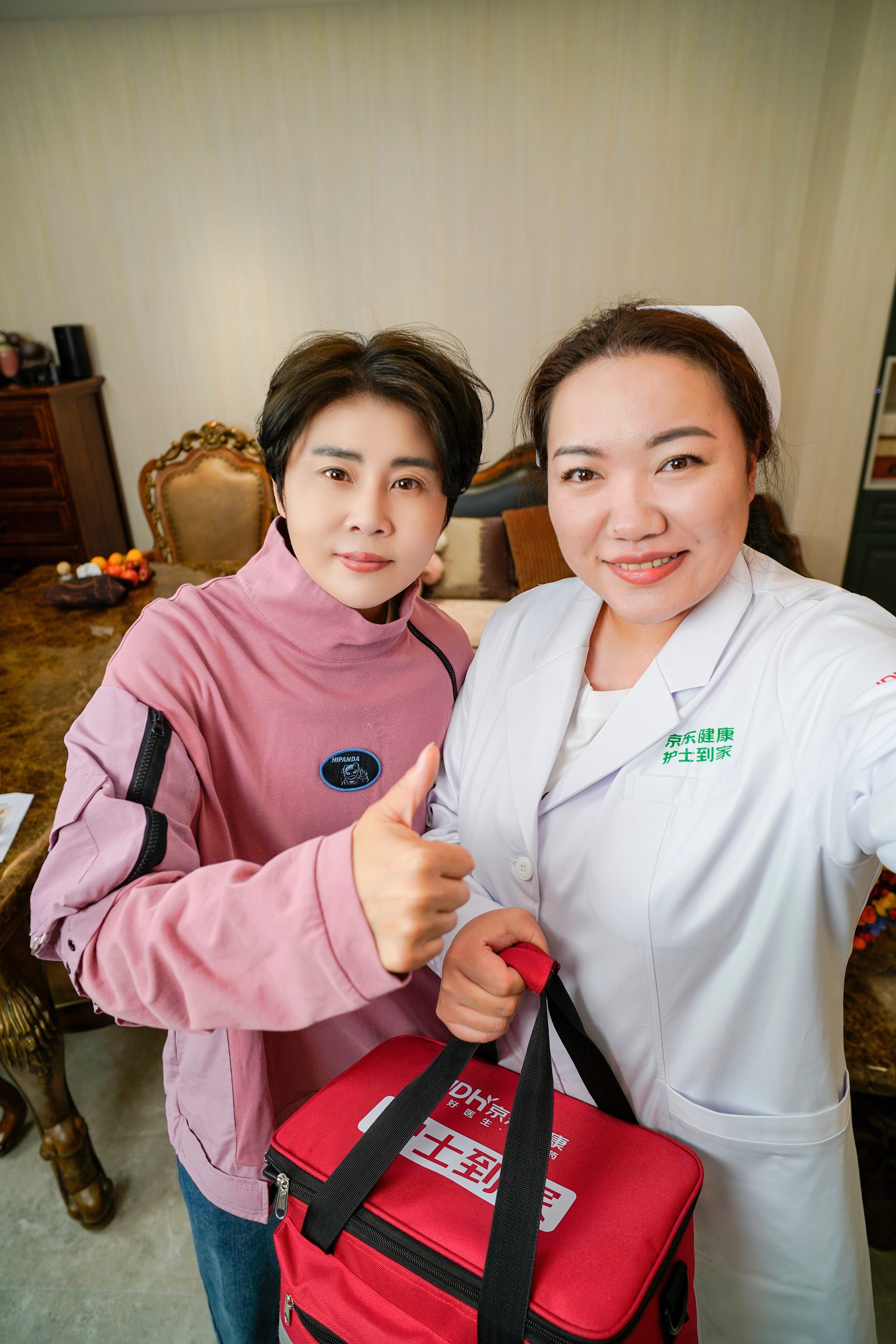 王濛在线感谢护士粉丝 太巧了！京东健康护士上门服务时遇到了短道速滑名将王濛。王濛