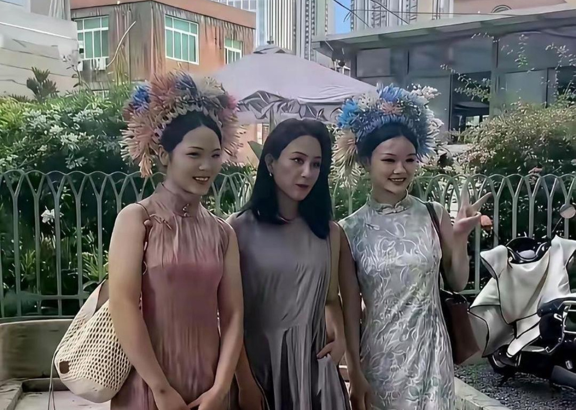 明明别人一脸不乐意，你们还非要﻿‎凑上去合影。 