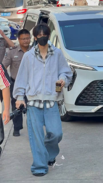 张凌赫演我上早八的样子谁来懂一下张凌赫小跑这几步睡眼惺忪的碎碎小跑，张凌赫这组上
