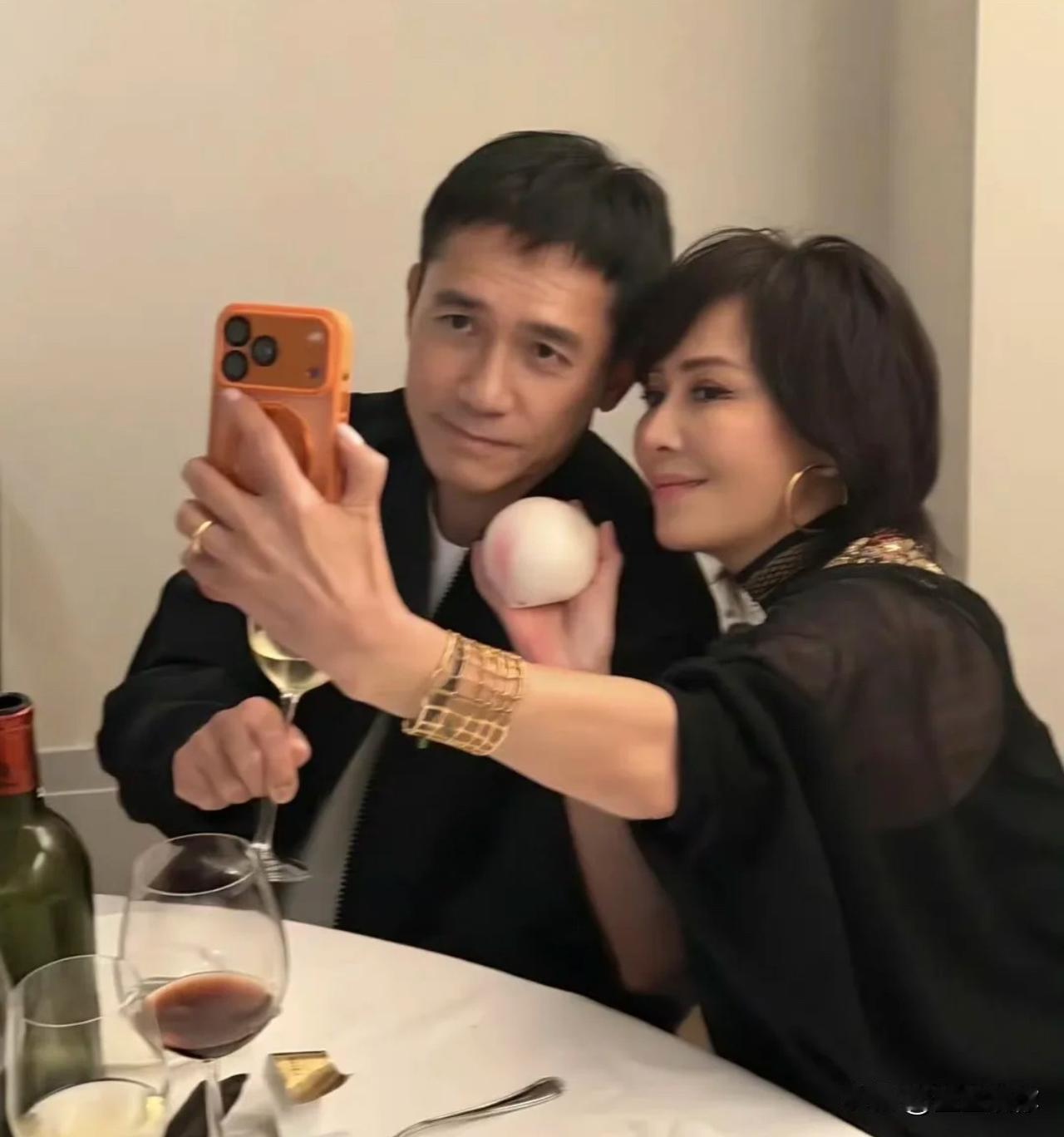 刘嘉玲经历过那些事，梁朝伟照样爱她，说明刘嘉玲内心是个非常强大的人，如果一个人遭