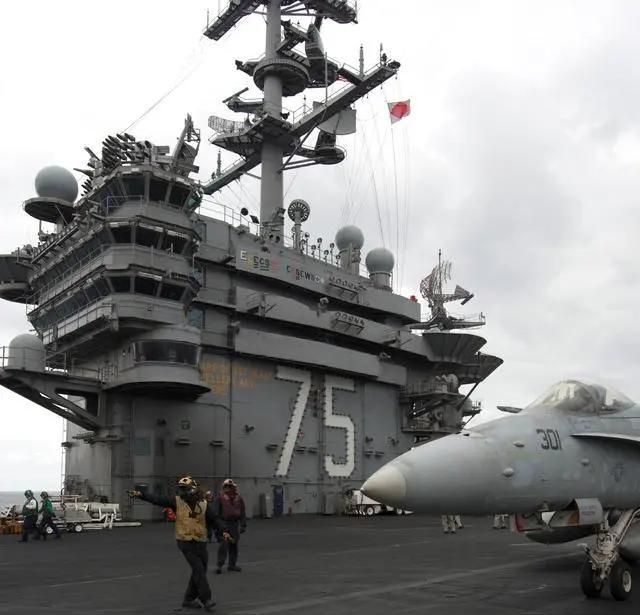 美国的核动力航母的舰岛和中国的福建舰航母的舰岛高清图对比如下。中美航母战力 福特