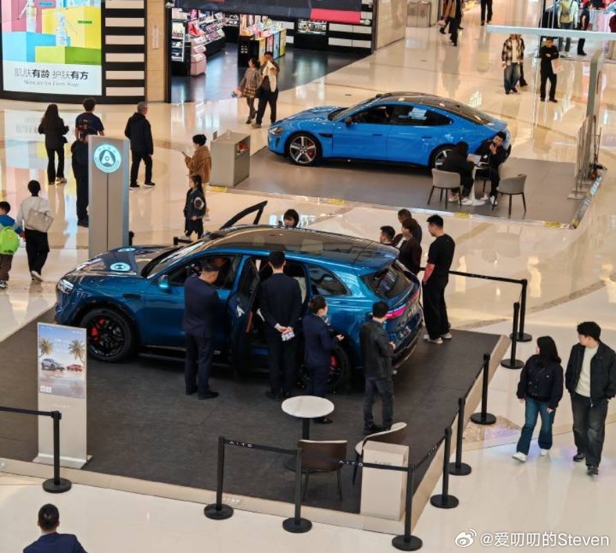 周末了看车的人真多。问界m6