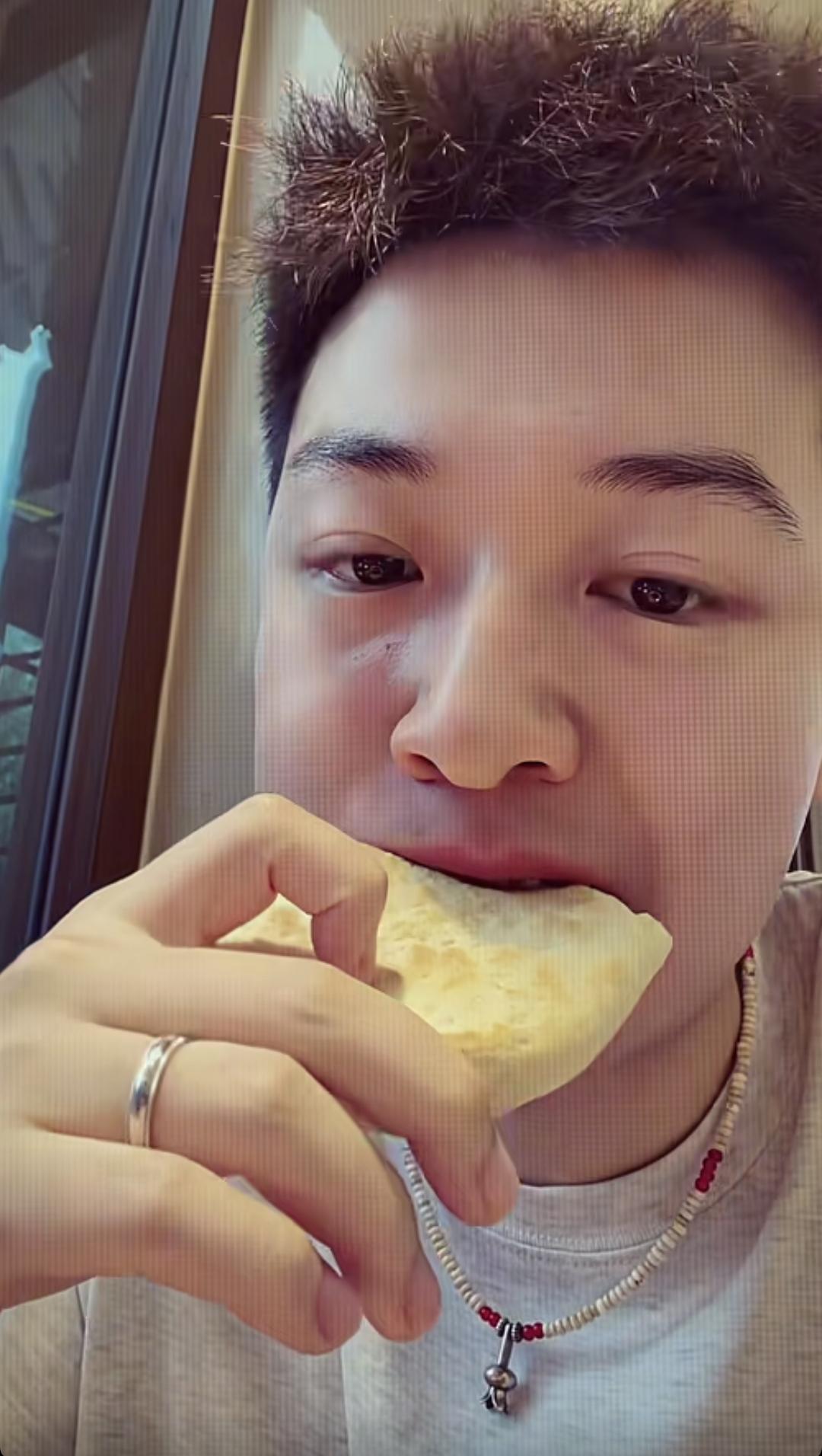 有人问董董：“你吃的啥呀？”

董董竟然回评了，哈哈，就简单的一个字：“馍。”