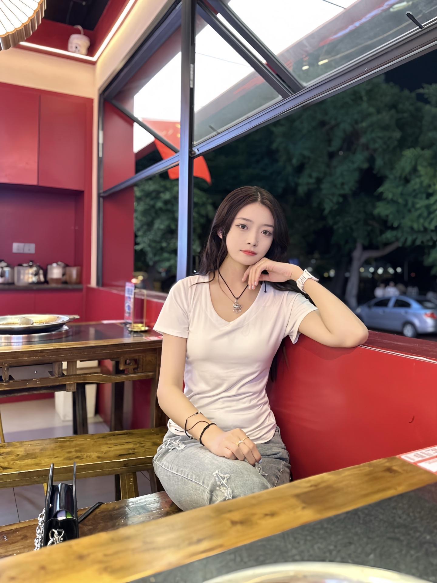 我太容易认真了 不应该谈恋爱 我应该去路边贴钢化膜