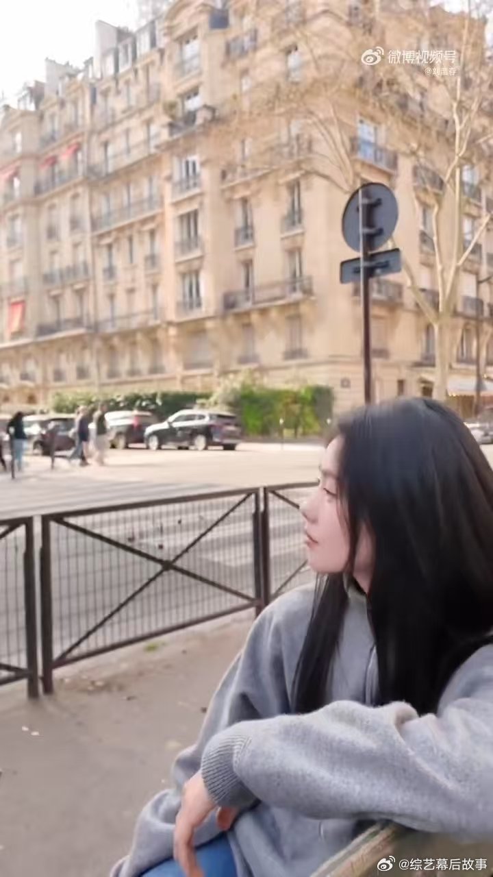 刘浩存发了答应粉丝的巴黎风景刘浩存真给粉丝拍了巴黎的风景 这个刘浩存咋这么好啊，