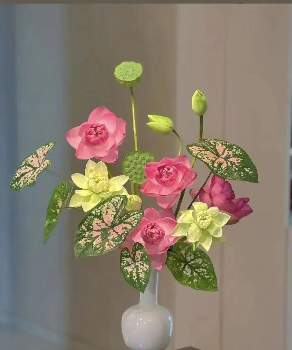 红娘把相亲当闯关游戏。

她说见面后对方先掏手机，八成没戏。

问收入不直接报，