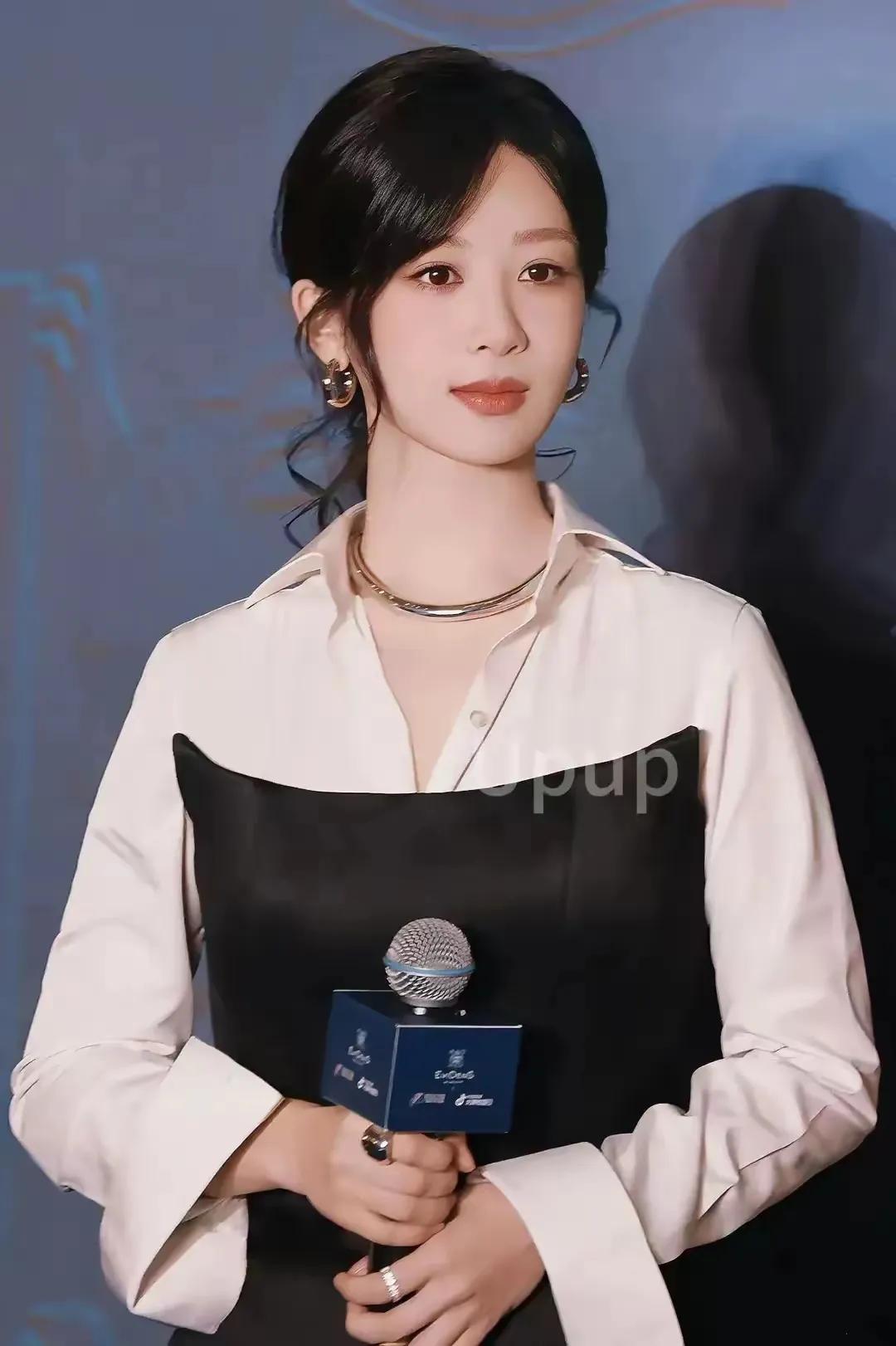 杨紫与赵丽颖
杨紫电影学院专业科班出身，
从小也是演戏童星，
按理说演技应该是很