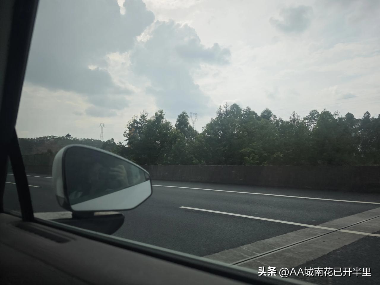小时候的再见，是“明天见” 因为世界很小，伙伴很近。
长大后的再见，是“下次见”