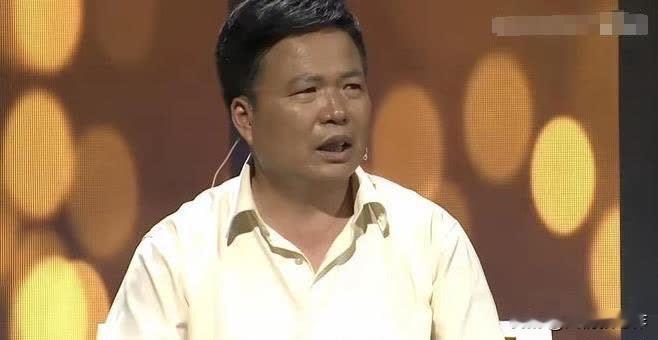 山东1女孩父亲去世，母亲瘫痪，无奈她辍学打工，1陌生男子不忍心资助她上大学，谁知