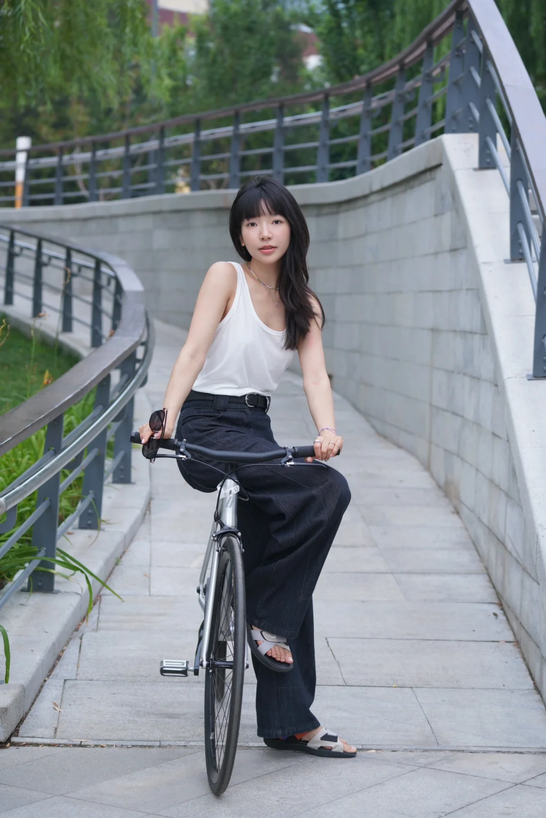 河畔边的浪漫骑行🚲