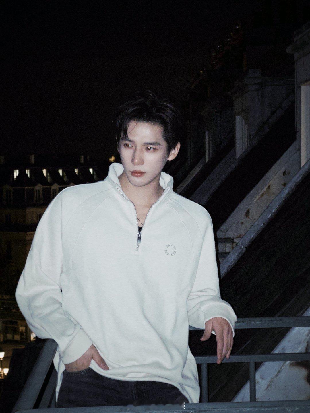 王安宇完全是老公级别 王安宇晒巴黎随拍照，白色卫衣衬得他清隽又温柔。建筑灯火与他