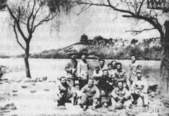 1950年毛主席到北京饭店观看烟火，途中电梯突然失灵，毛主席幽默地说电梯让我锻炼