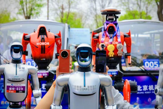 距离第一届亦庄半马仅一年，机器人领域便实现飞速发展，马拉松是对机器人从硬件到算法