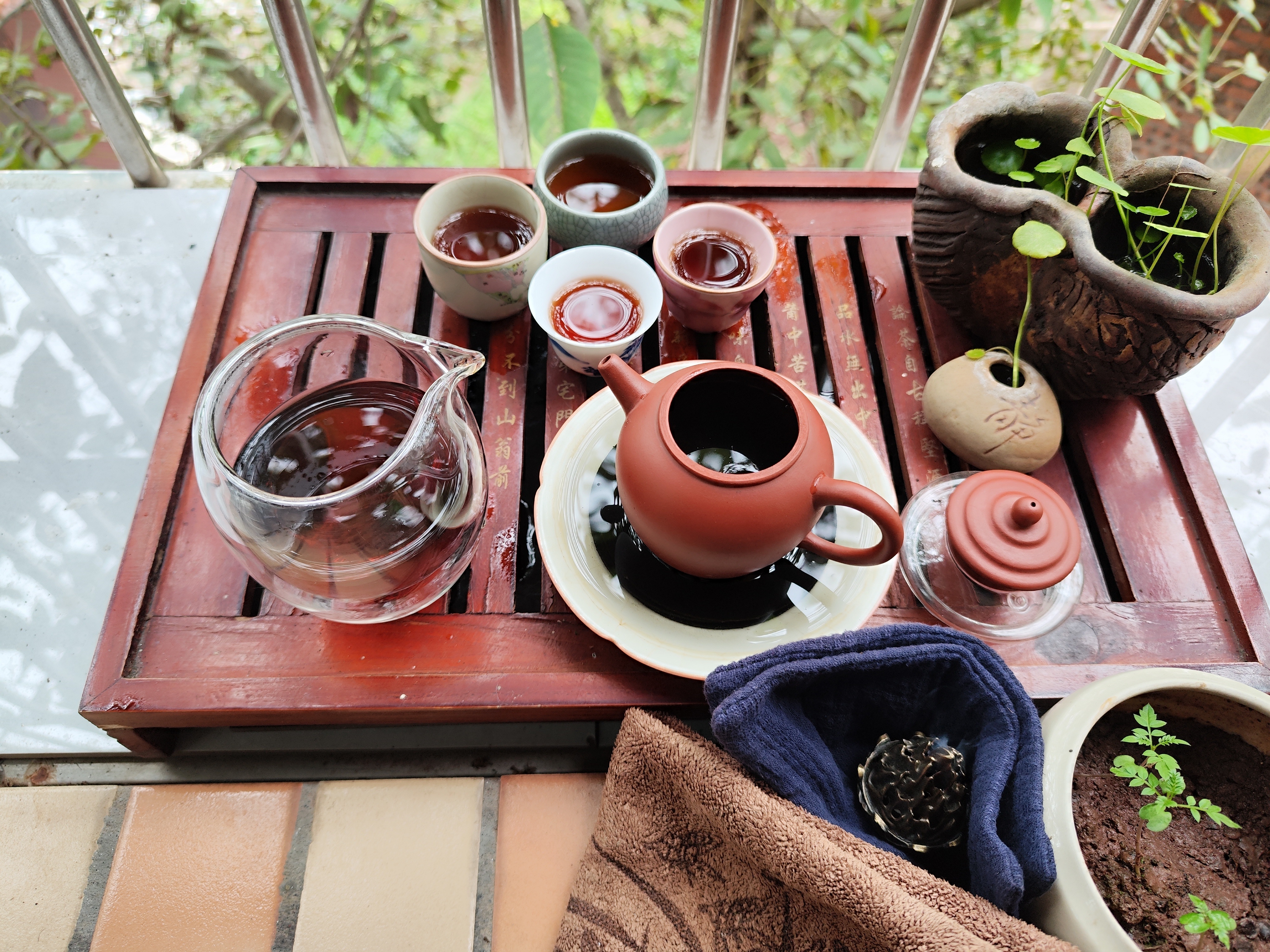 梭茶     《挑挑舌》云香和味冥，神女游灵溢。吃茶幽滑顺，挑挑舌又甘？🍵🍵