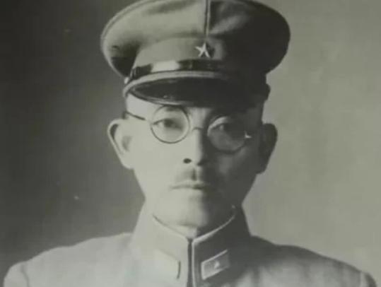1945年，一名日军少将到前线督战，正当他的副官向他敬礼的时候，3颗子弹直直地朝
