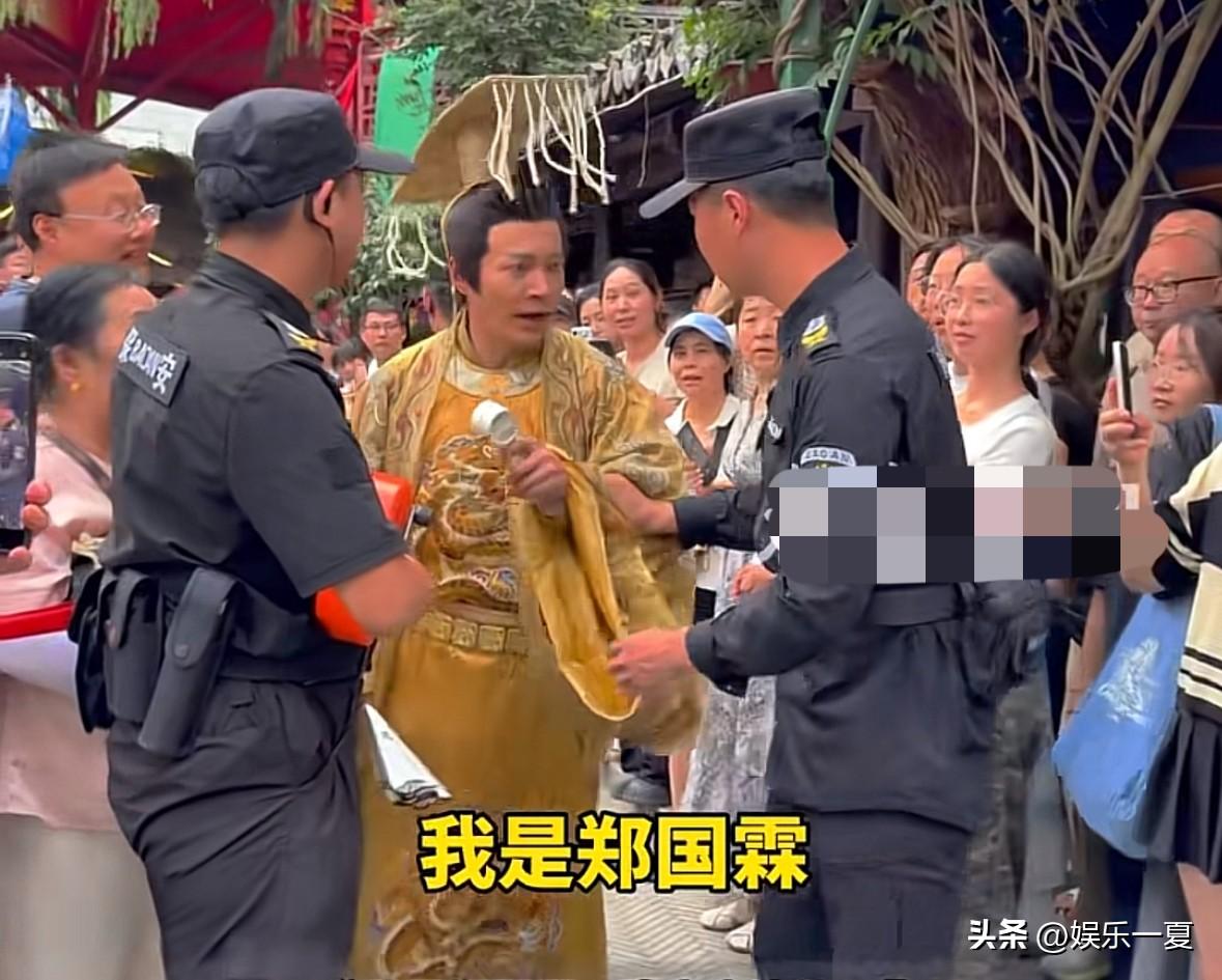8月5日郑国霖去景区上班表演时被保安拦下来了。保安问他要工牌。郑国霖说“我是郑国