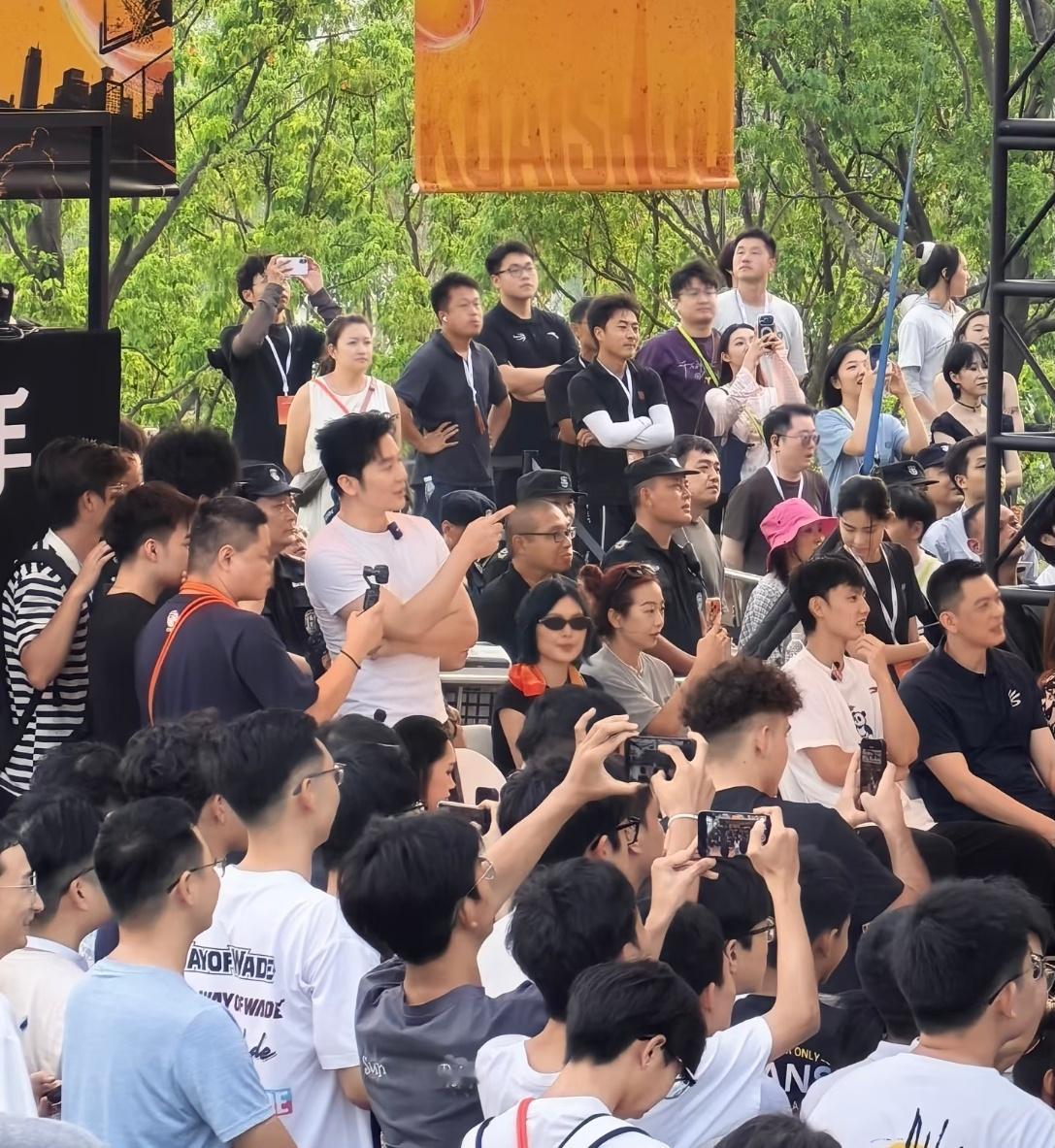 去过武汉的人嘴是真的严这些图一张比一张信息量大。有人在村口围观吃瓜，有人在挑战村