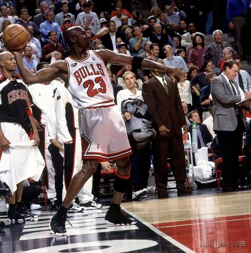 詹姆斯和乔丹同样值得尊重！总有人说乔丹得分易如反掌之类的话。如果乔丹打到20个赛