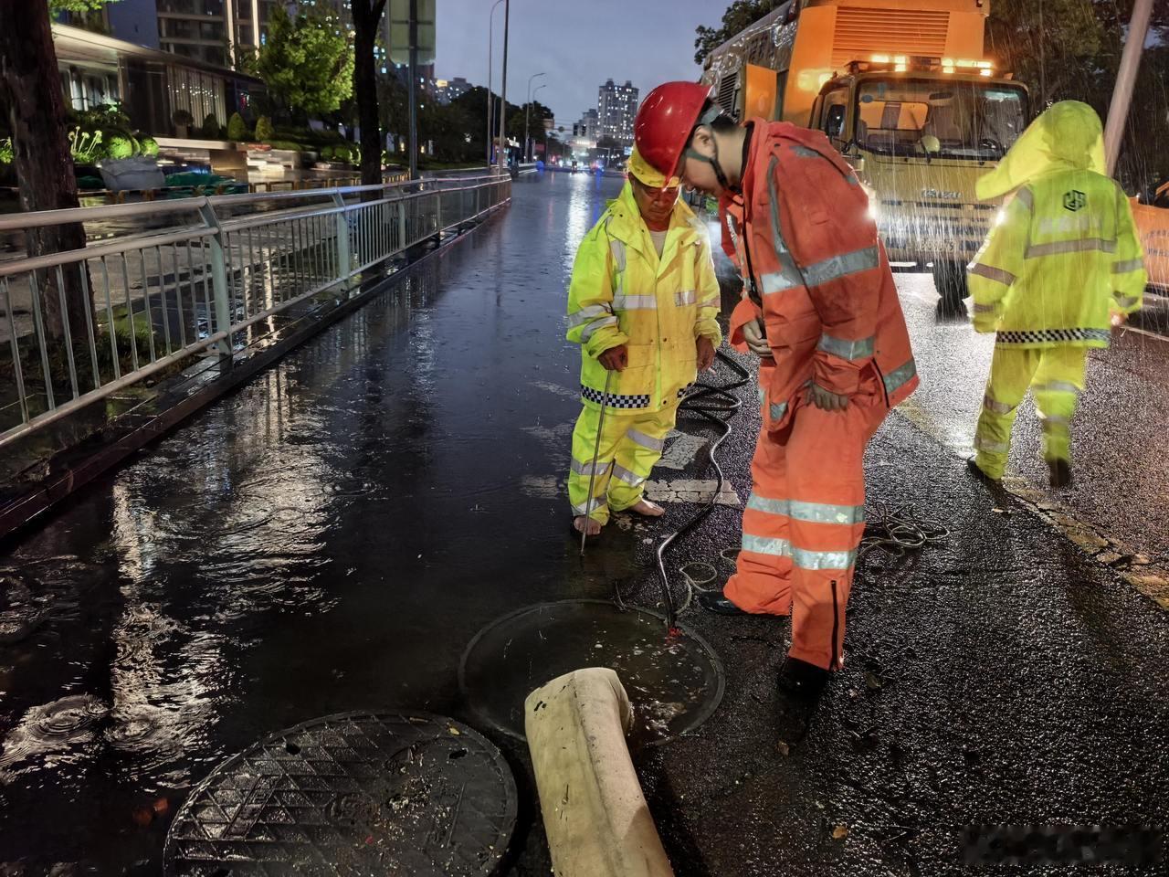 宁波水务人通宵奋战抽排万吨积水 受台风“白海豚”强降雨影响，宁波水务工作人员连夜