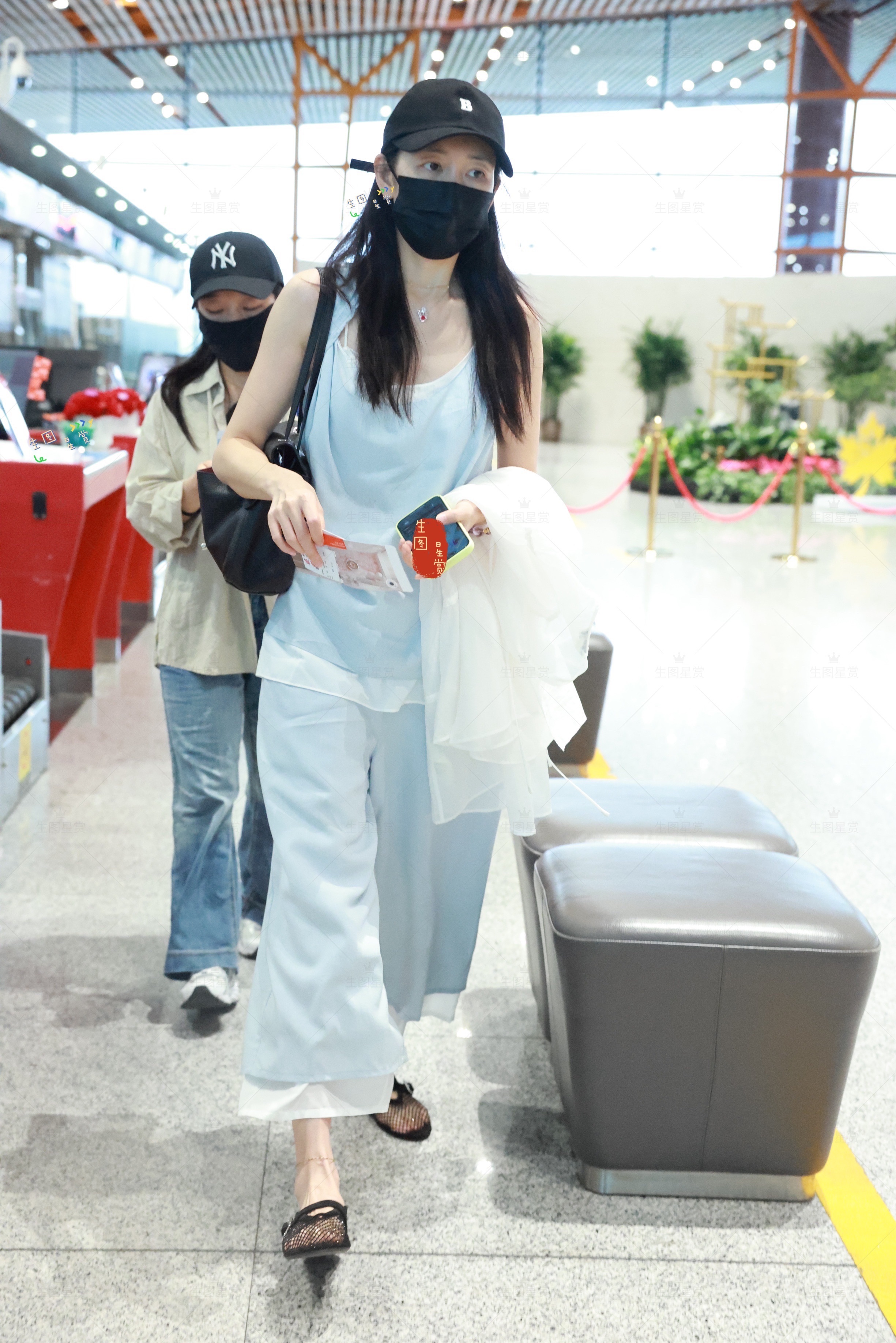 夏日清爽出行的王鸥，和粉丝亲和互动260605北京出发拍了拍美丽鸥姐📸 