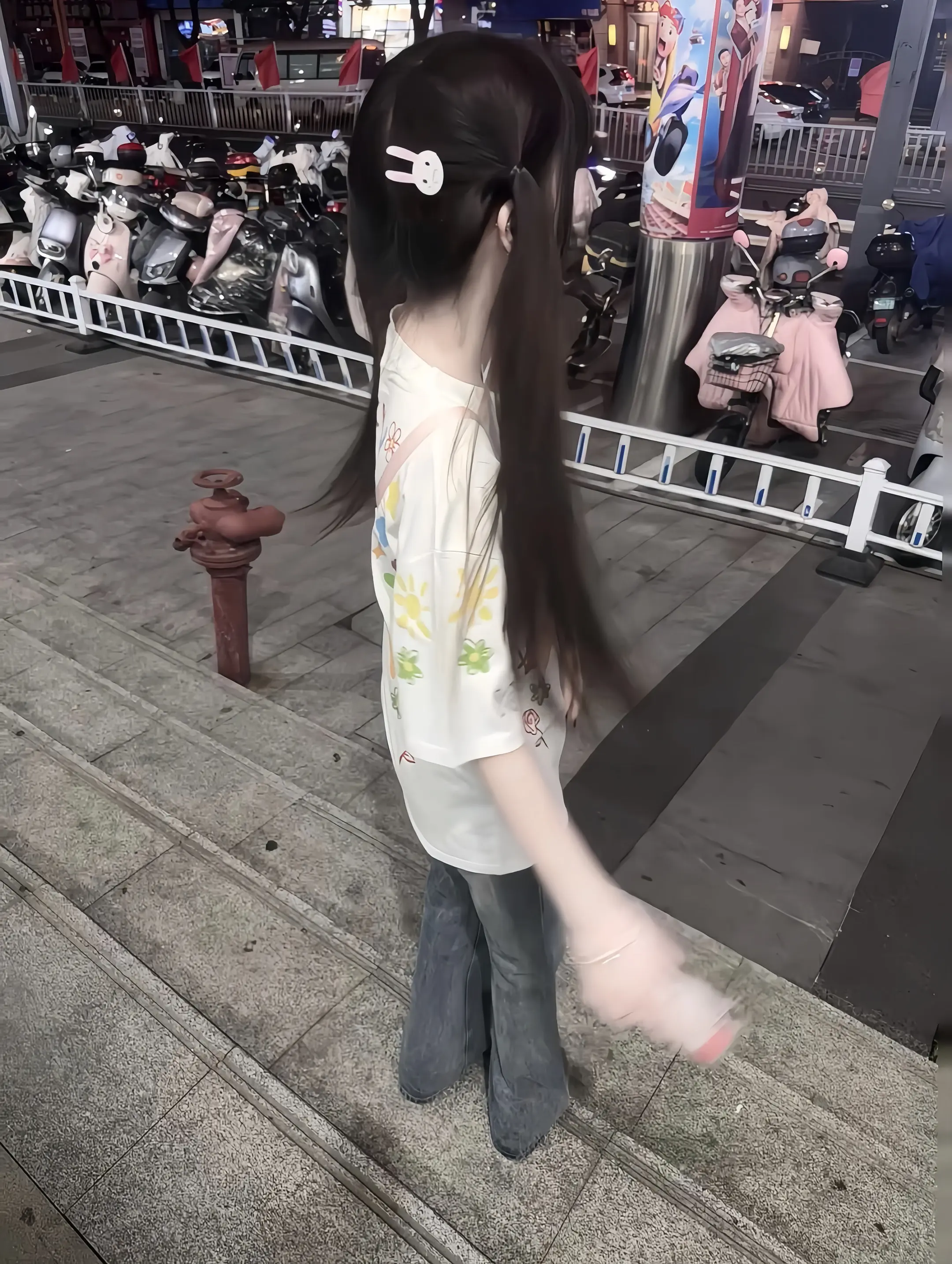 你长这么大 从来都没有体会过左手牵妈妈 右手牵爸爸的感觉 居然一直渴望...
