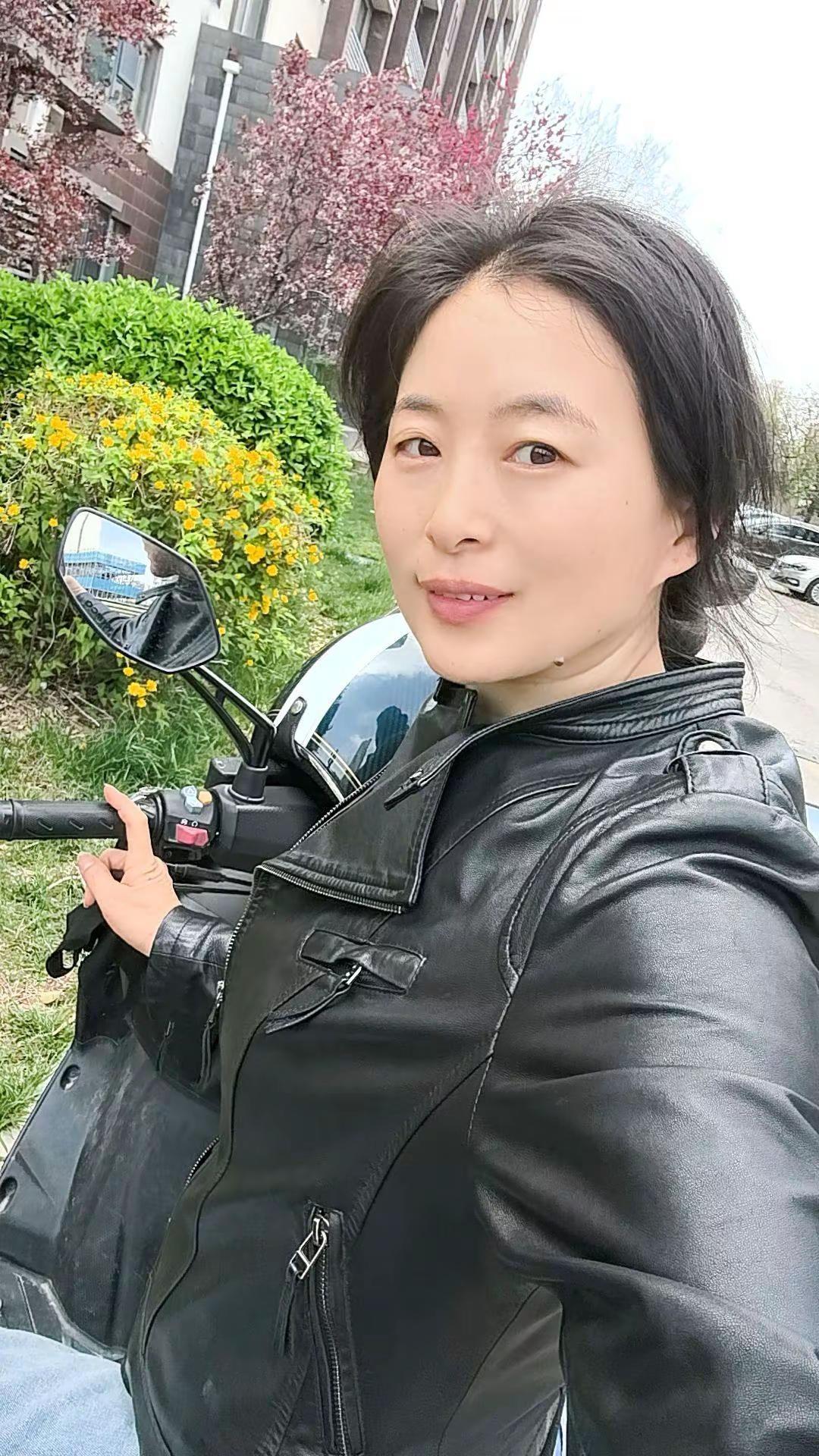 最适合骑车的季节。心若无所求有风无风皆自由向往着远方寻找理想的温柔平凡日子中不争