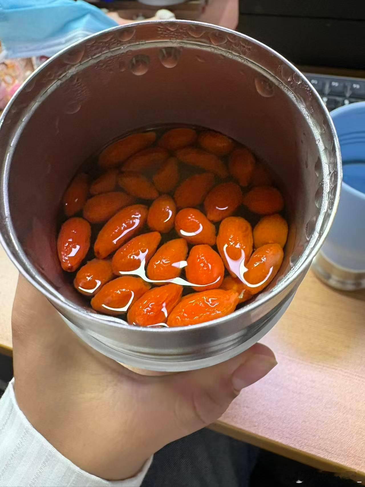 已经爱吃苹果 下一步可能要吃桃酥了 [泪奔]上年纪三件套，我全占满了 ​​​