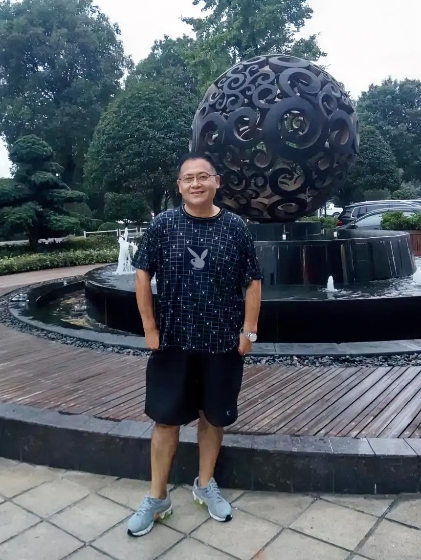 现在我真的好纠结，不知道怎么取舍。

昨天二姐姐从贵州六盘水打来电话，说南昌这几