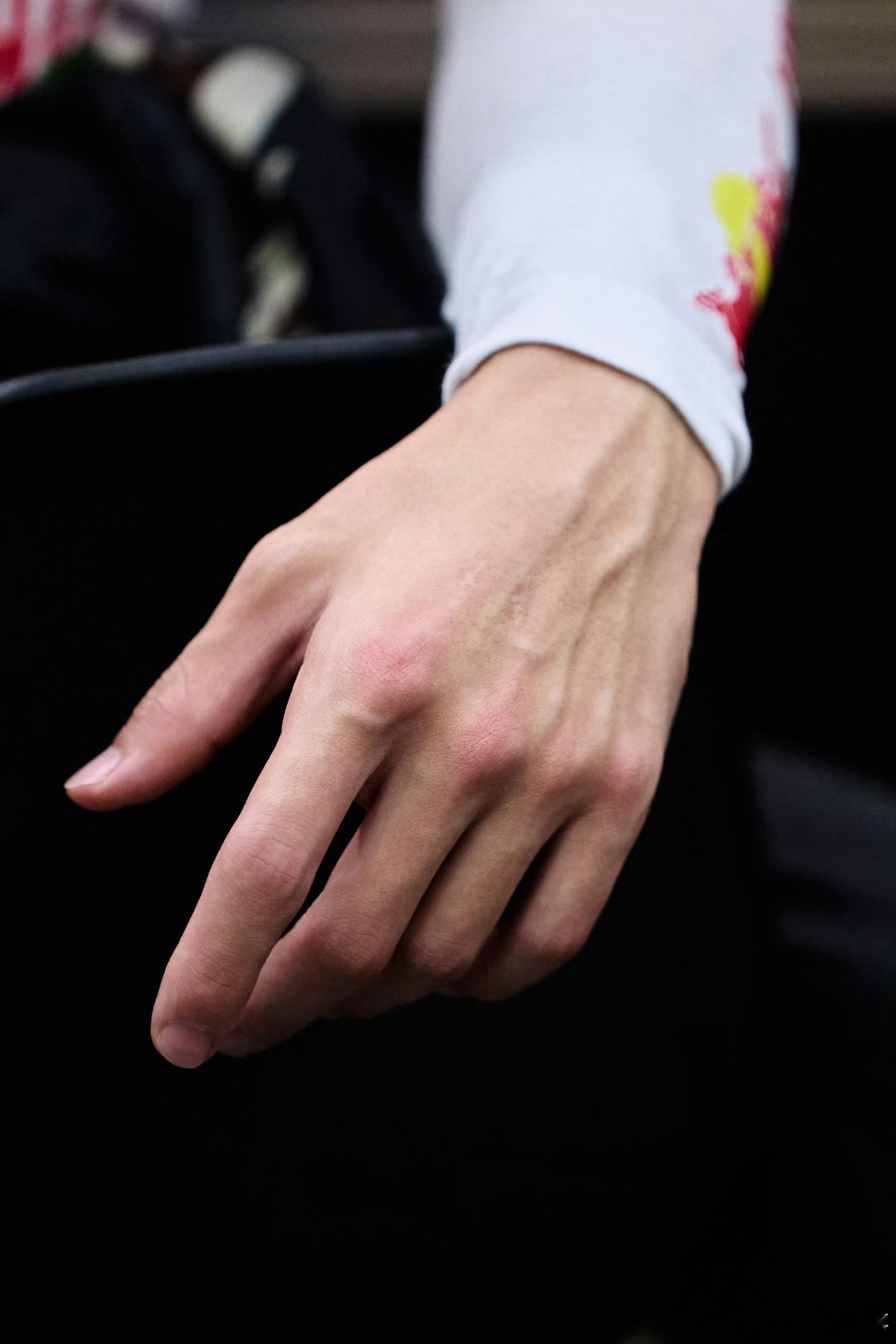 王一博练车热身看看 