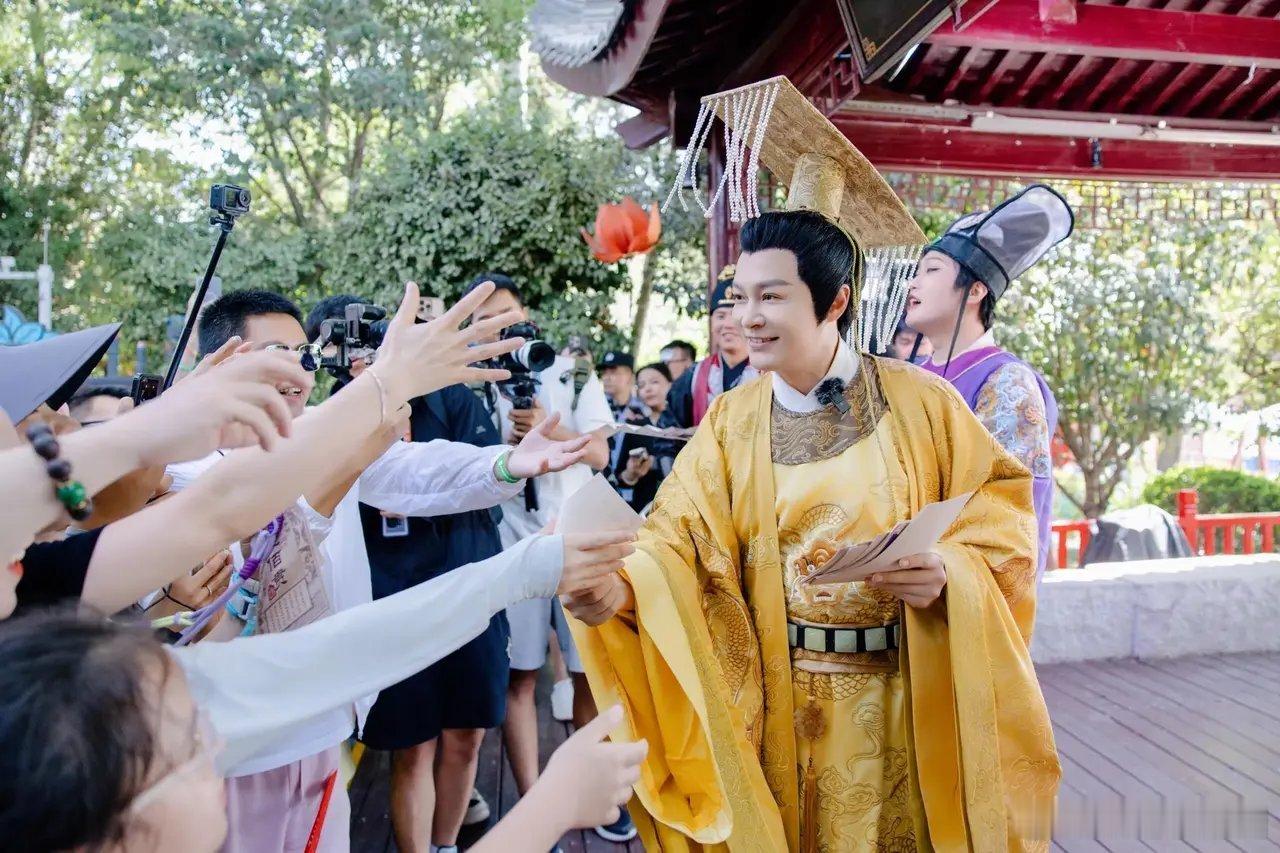 李世民扮演者称演员要养家糊口郑国霖当npc养家糊口，​最破防的就是小演员了，​人