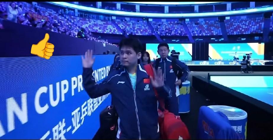 林诗栋第一场比赛状态太好了，这次坐镇场外指导的是王建军教练，比赛结束后球迷们用海