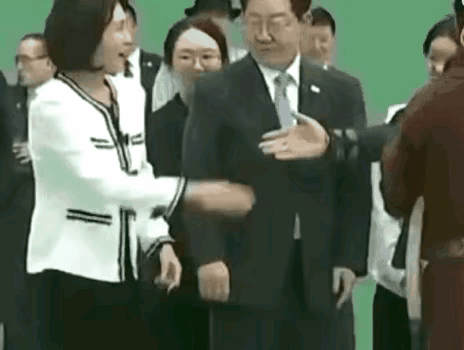 外交笑谈:韩国总统夫人金惠景在随李在明出访蒙古国，与蒙古总统握手后多次甩手，被指