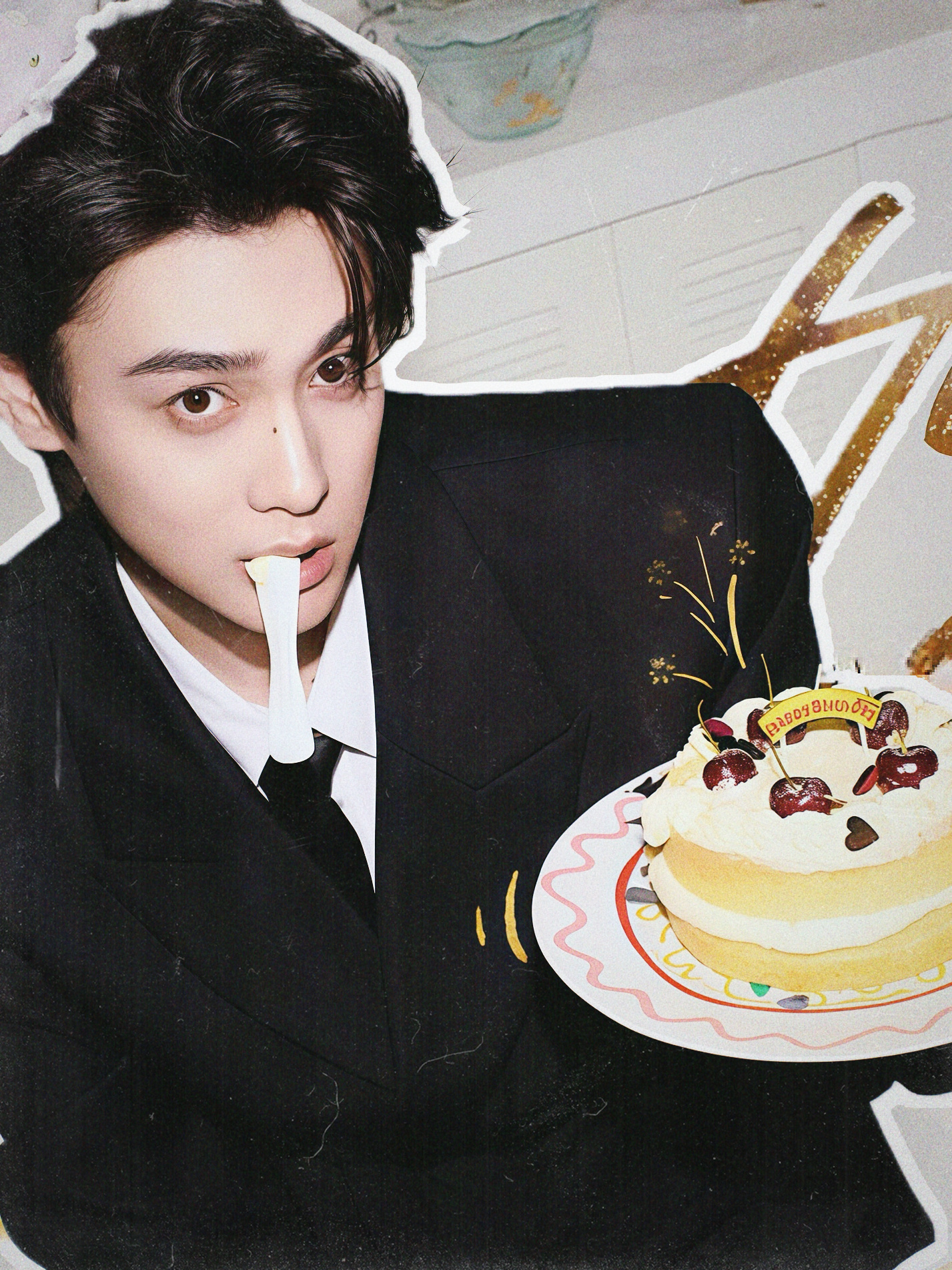 田栩宁迎来29岁🎂，西装混搭生日帽，酷与可爱双重在线，氛围感直接拉满，祝小寿星