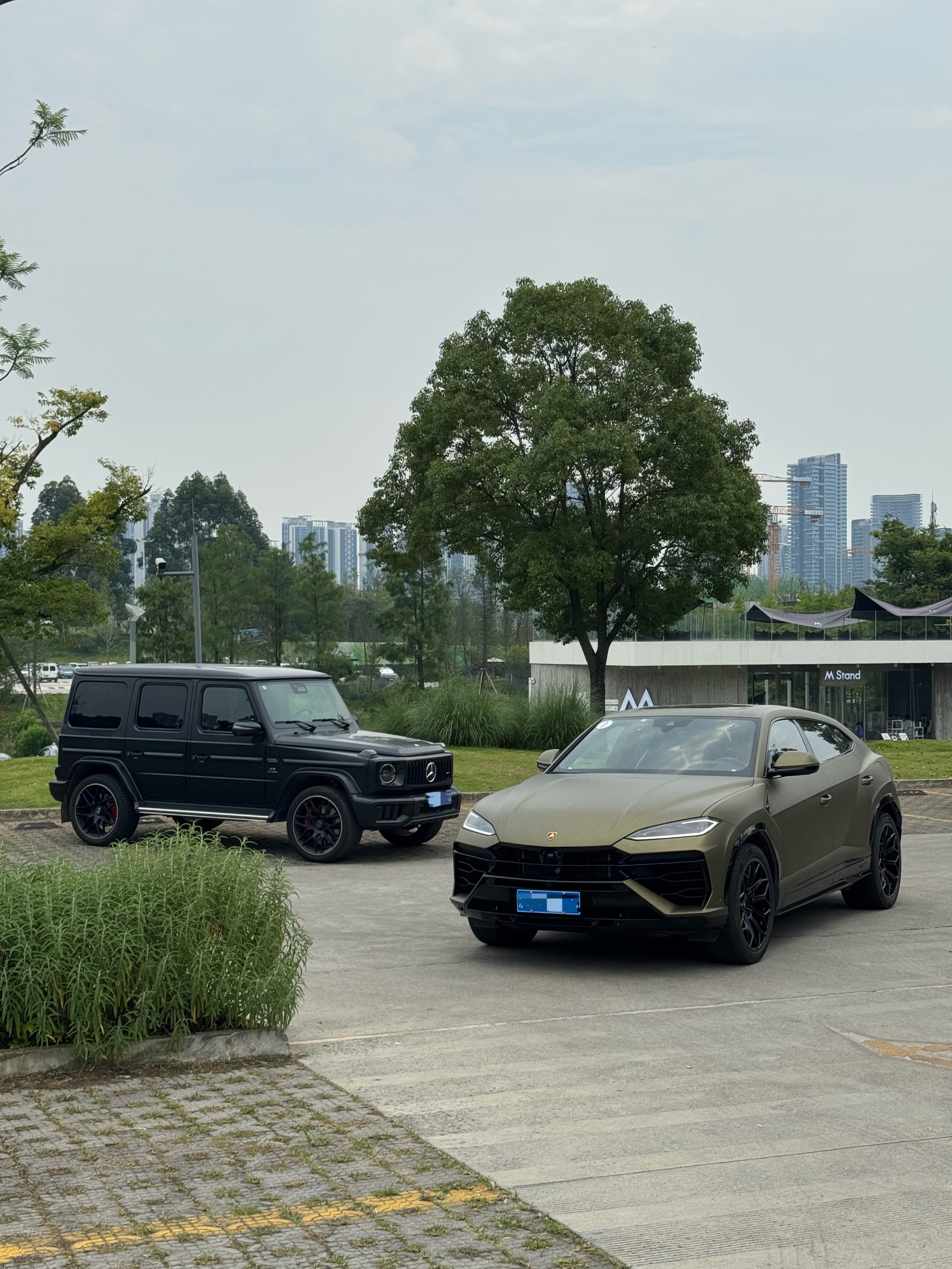 很难想象，这两车体重几乎一样G63 2.63吨Urus se 2.63吨一个是超