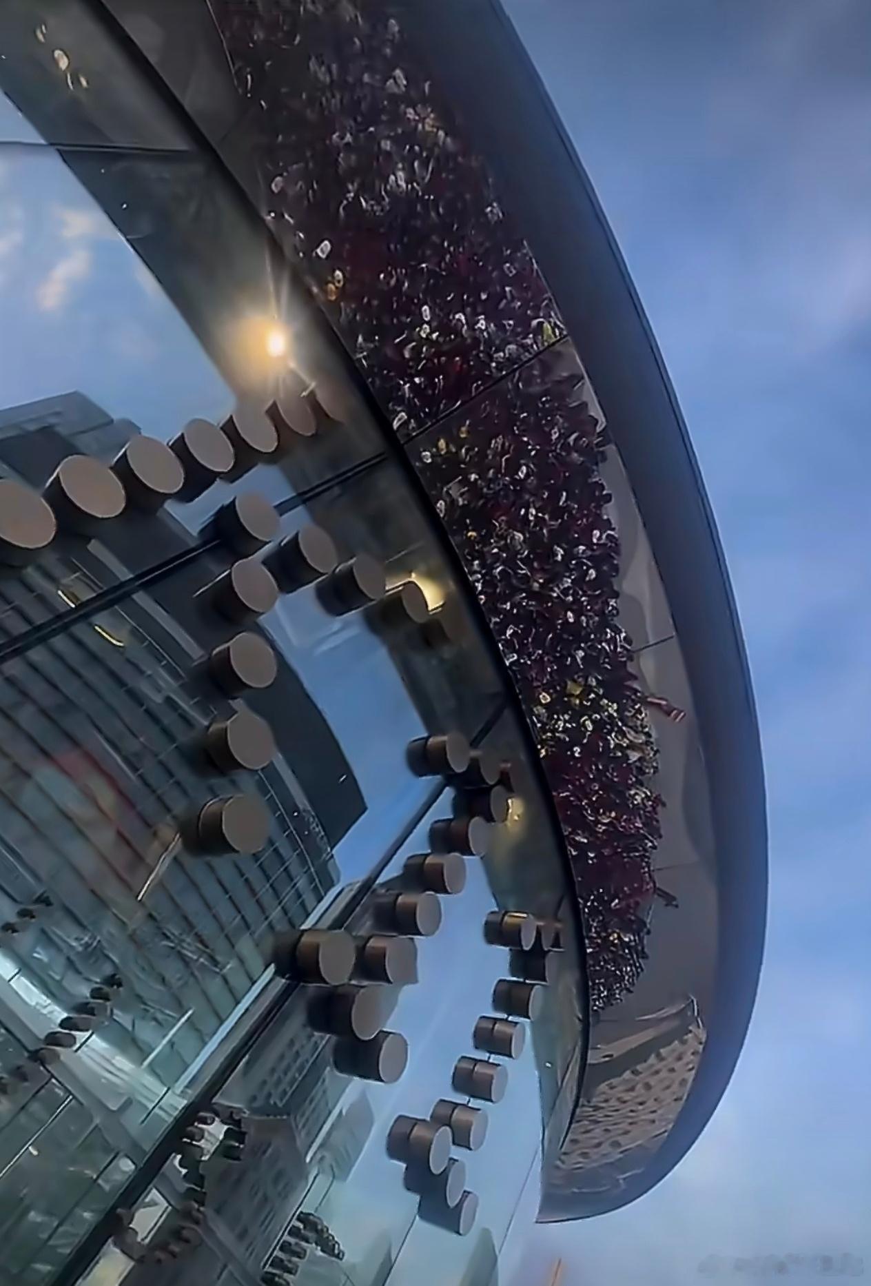 哇哇！肖战香港YSL线下活动现场来了好多人呀！人山人海不为过