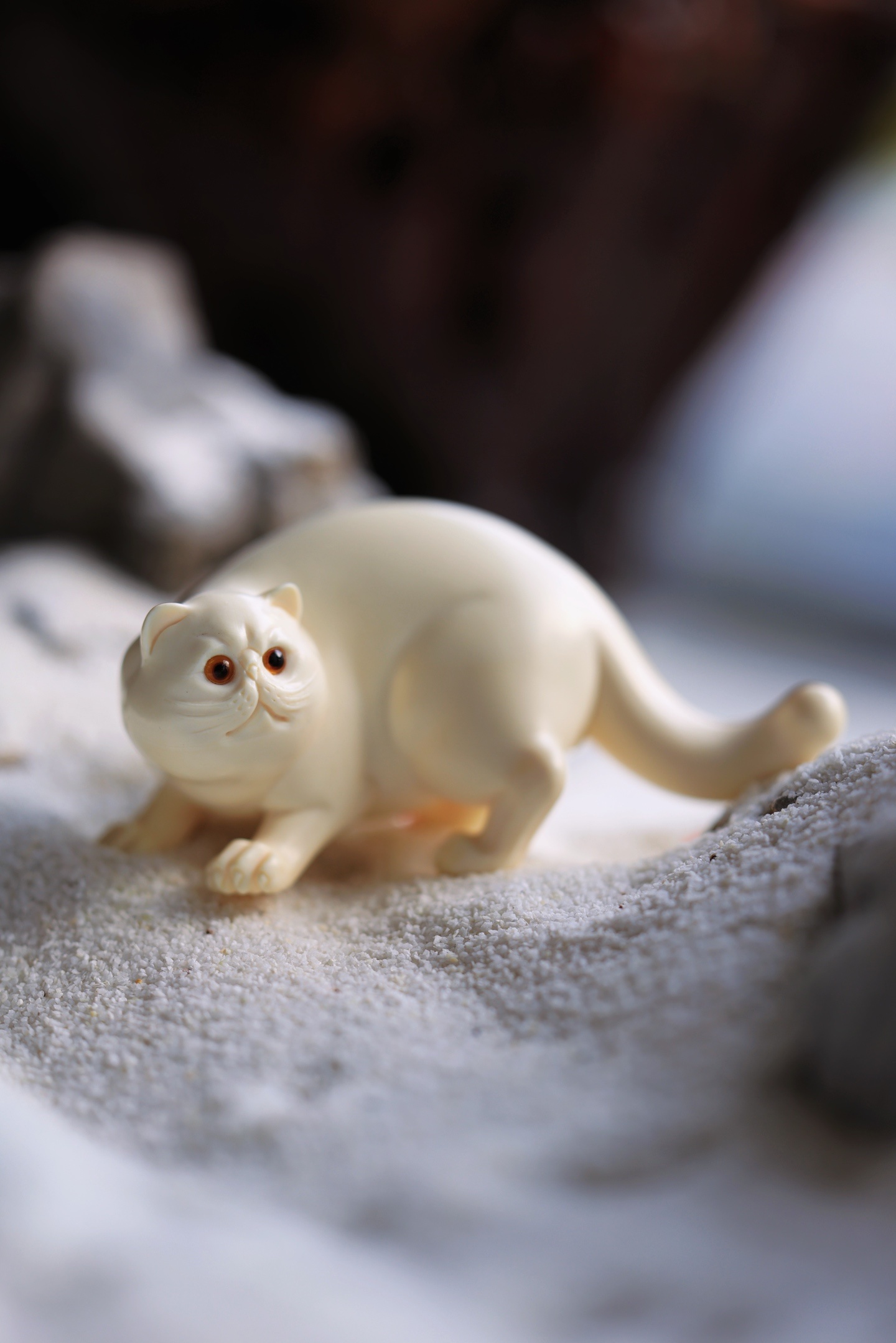 猛犸 | 招财猫雕工精细，材质润透满纹，镶嵌琥珀，祈愿生活平安祥宁，亦有招财，纳