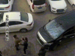 他不会觉得自残对方也会赔钱吧[泪奔]男子多次用头撞汽车报复车主只因挪车小纠纷
