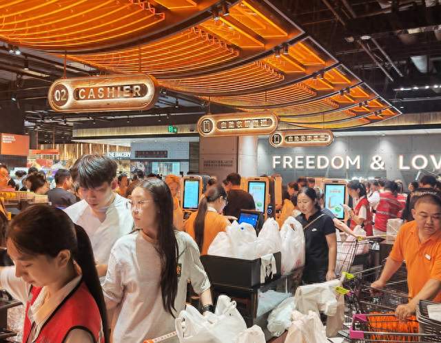 胖东来又遭疯抢，我挤了一小时只抢到最后一箱。