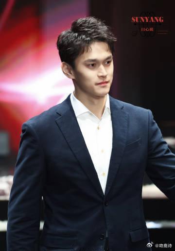 谁能拒绝孙杨宽肩窄腰黑西装 孙杨一穿黑西装，整个人的气质都升华了！宽肩窄腰的身材