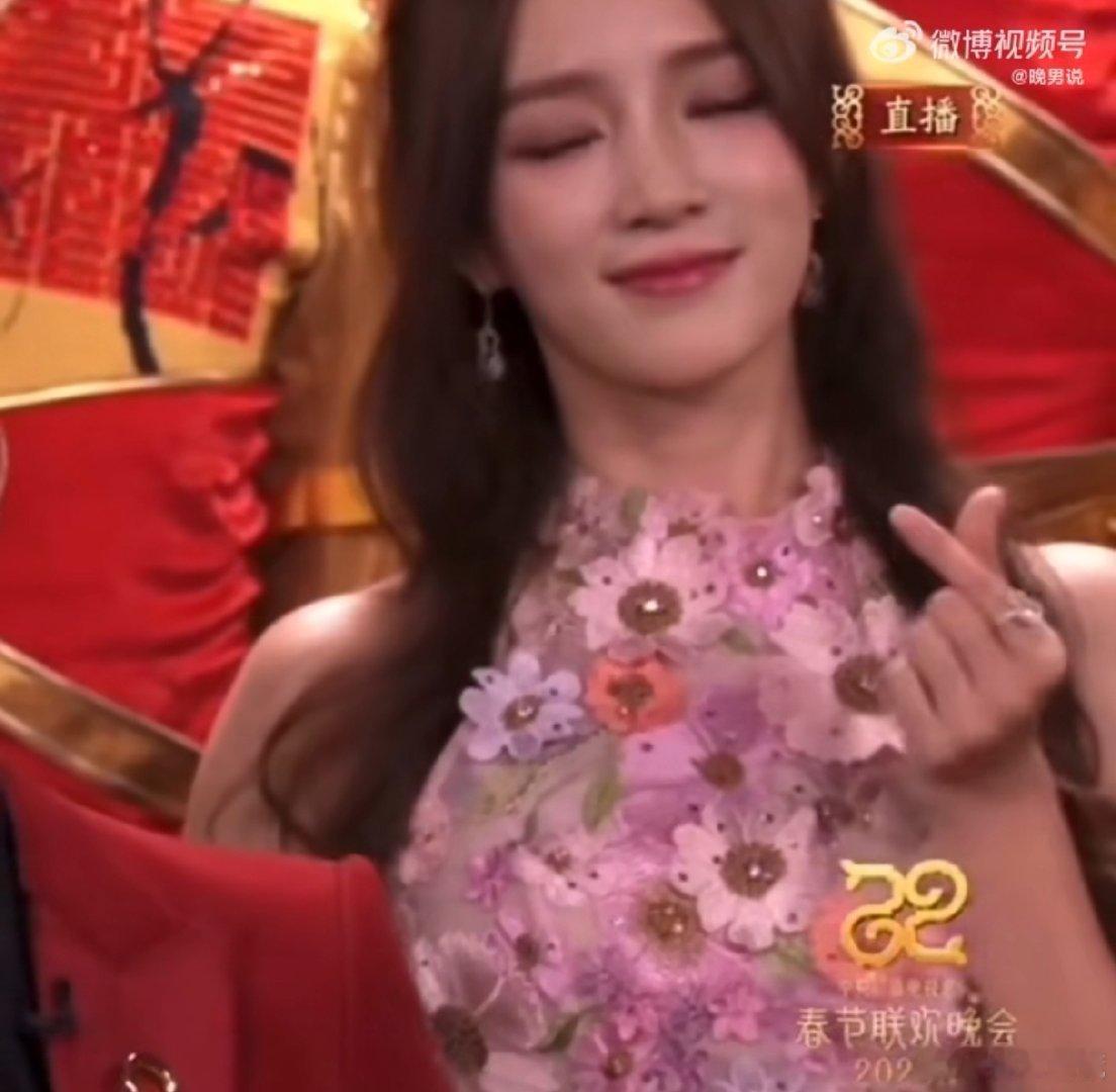 孟佳在春晚镜头下wink  春晚舞台上，孟佳一个俏皮的wink，瞬间俘获了亿万观