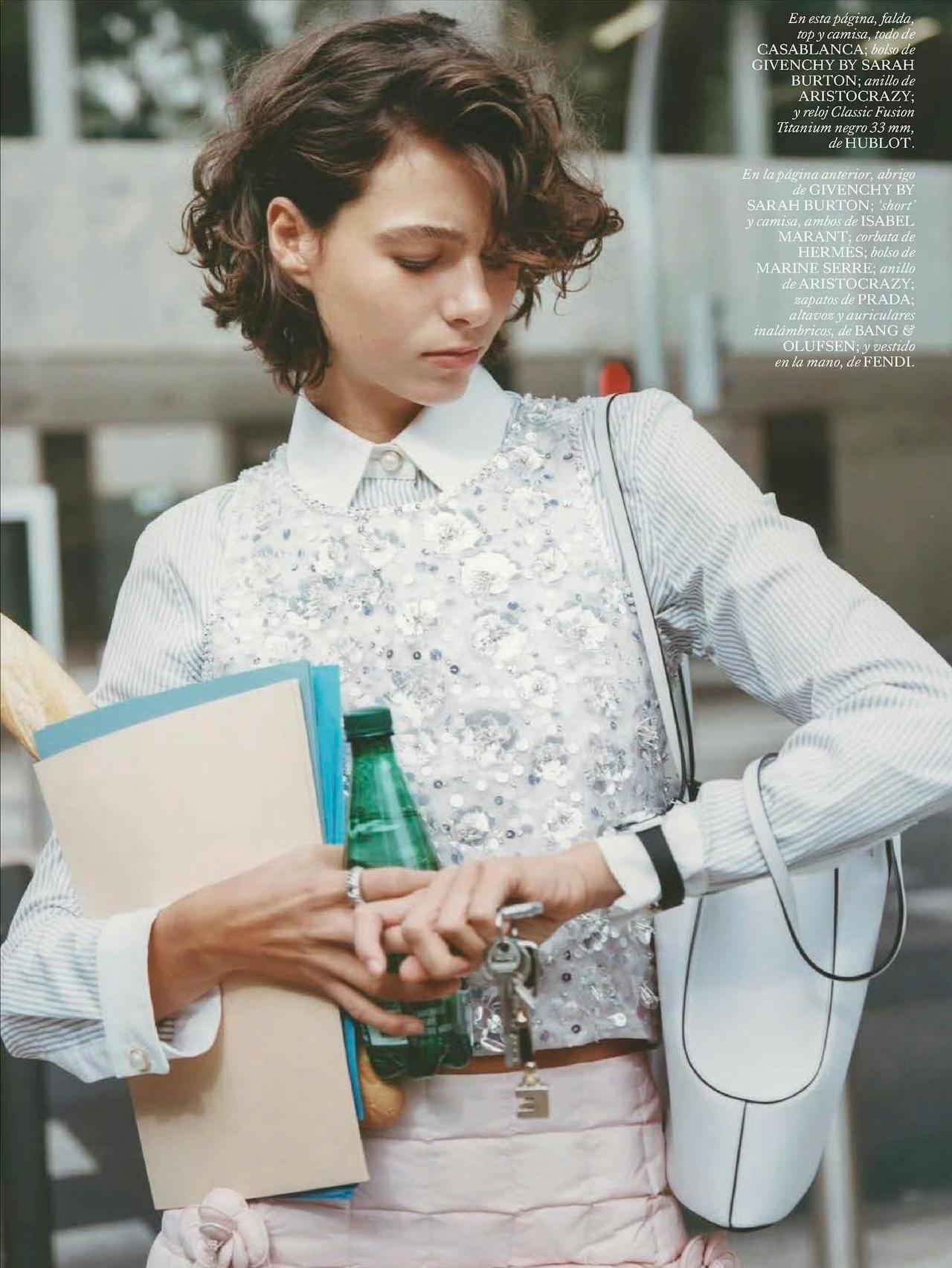 西班牙版《VOGUE》December 2025 
摄影： Berta Pfir
