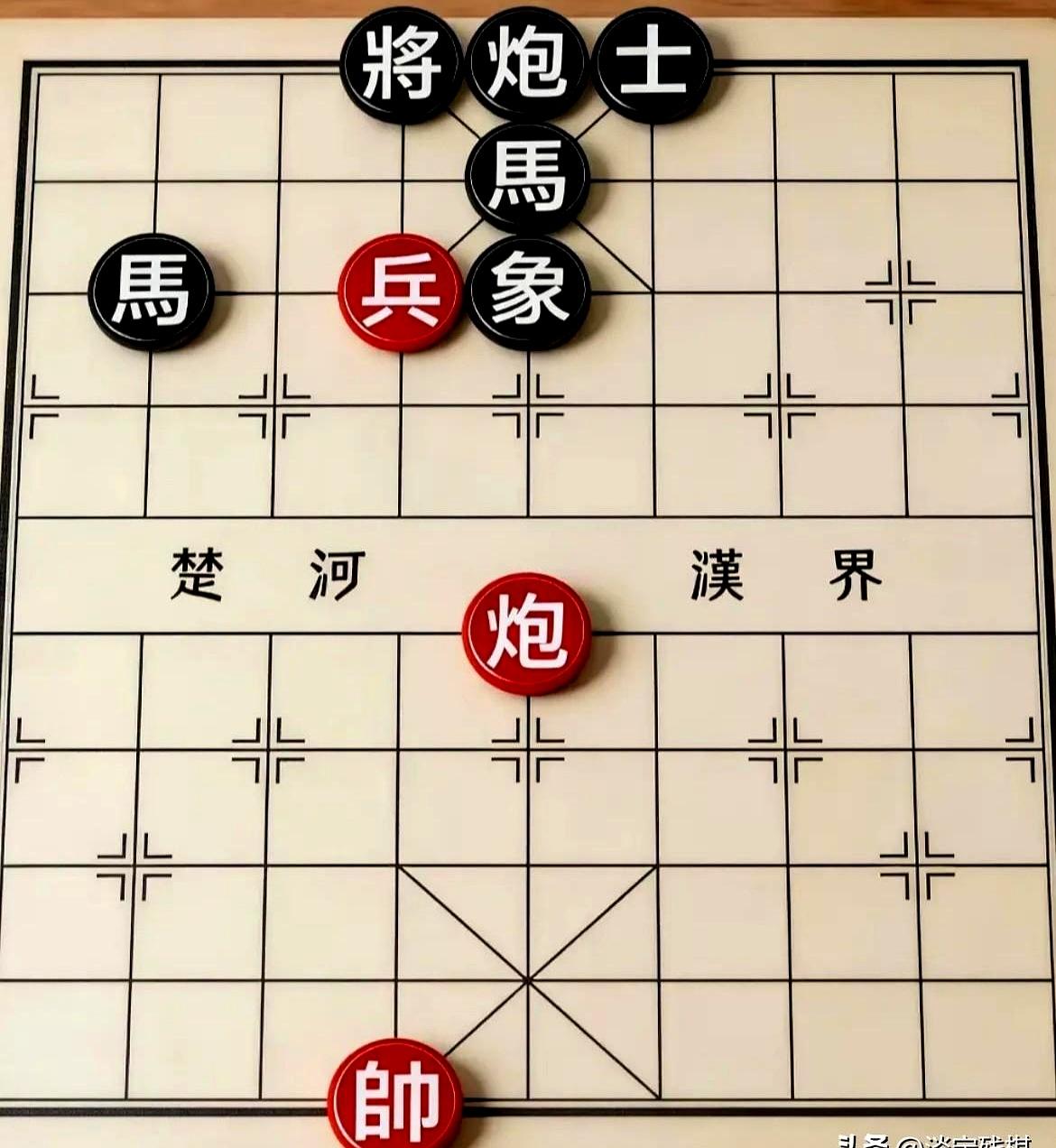 炮声一落，炮五平六当头将军，棋盘的火气瞬间上来。
黑方看似只剩垫马一途，若心一热